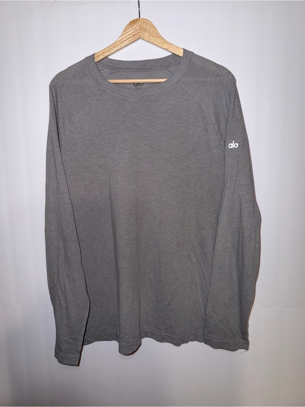 ALO Yoga Men’s Long Sleeve Crew - Gray